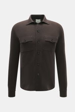 Allude Strickhemd dunkelbraun, frontale Nahaufnahme, Mix aus Schurwolle und Cashmere, weicher Griff, feines Strickbild, Regular Fit, Umlegekragen, Brusttaschen, Knopfleiste, Rippbündchen.