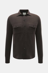 Allude Strickhemd dunkelbraun, frontale Nahaufnahme, Mix aus Schurwolle und Cashmere, weicher Griff, feines Strickbild, Regular Fit, Umlegekragen, Brusttaschen, Knopfleiste, Rippbündchen.