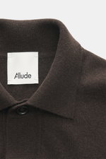 Nahaufnahme des Allude Strickhemds dunkelbraun von oben mit Umlegekragen, glatter Knopfleiste, feinem Strickbild, Brusttaschen und Rippbündchen, Mix aus Schurwolle und Cashmere, weicher Griff, Regular Fit.