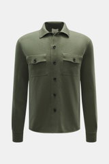 Frontale Nahaufnahme des Allude Strickhemds dunkelgrün mit Umlegekragen, Brusttaschen, glatter Knopfleiste, Rippbündchen, Regular Fit, weichem Griff, feinem Strickbild, Mix aus Schurwolle und Cashmere.