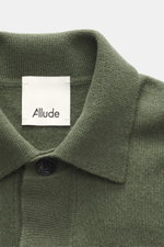 Nahaufnahme von Umlegekragen und glatter Knopfleiste des Allude Strickhemds dunkelgrün, Mix aus Schurwolle und Cashmere, Regular Fit.