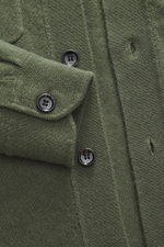 Nahaufnahme aus frontaler Perspektive des Allude Strickhemd dunkelgrün mit Mix aus Schurwolle und Cashmere, weichem Griff, feinem Strickbild, Regular Fit, glatter Knopfleiste, Umlegekragen, aufgesetzten Brusttaschen und komfortablen Rippbündchen.