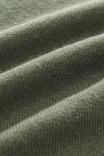 Nahaufnahme des feinen Strickbilds des Allude Strickhemds dunkelgrün, Mix aus Schurwolle und Cashmere, weicher Griff, Regular Fit.