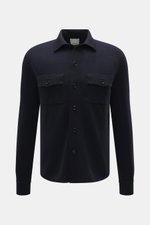 Allude Strickhemd navy, frontal fotografiert, Mix aus Schurwolle und Cashmere, weicher Griff, feines Strickbild, Regular Fit, glatte Knopfleiste, Umlegekragen, Brusttaschen, Rippbündchen.