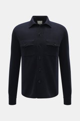Allude Strickhemd navy, frontal fotografiert, Mix aus Schurwolle und Cashmere, weicher Griff, feines Strickbild, Regular Fit, glatte Knopfleiste, Umlegekragen, Brusttaschen, Rippbündchen.