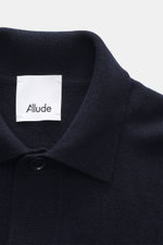 Nahaufnahme des Umlegekragens und glatten Knopfleiste des Allude Strickhemd navy, Mix aus Schurwolle und Cashmere, weicher Griff, feines Strickbild.