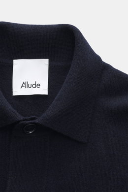 Nahaufnahme des Umlegekragens und glatten Knopfleiste des Allude Strickhemd navy, Mix aus Schurwolle und Cashmere, weicher Griff, feines Strickbild.