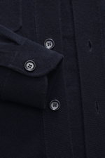 Nahaufnahme des Allude Strickhemds navy von oben, zeigt Mix aus Schurwolle und Cashmere, weicher Griff, feines Strickbild, Regular Fit, glatte Knopfleiste, Umlegekragen, Brusttaschen und komfortable Rippbündchen.