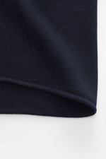 Nahaufnahme des Allude Strickhemd navy, seitlich fotografiert, mit feinem Strickbild, weichem Griff, Regular Fit, Umlegekragen, Brusttaschen, glatter Knopfleiste und komfortablen Rippbündchen, Mix aus Schurwolle und Cashmere.