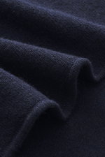 Nahaufnahme des feinen Strickbilds vom Allude Strickhemd navy, Mix aus Schurwolle und Cashmere, weicher Griff, Regular Fit, Umlegekragen, Brusttaschen, Rippbündchen, glatte Knopfleiste.