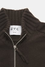 Nahaufnahme des FTC Cashmere Troyer dunkelbraun von oben, zeigt Troyer-Kragen mit Reißverschluss, feines Strickbild, weichen Griff, Regular Fit und Rippbündchen.