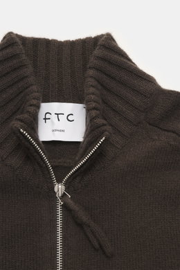 Nahaufnahme des FTC Cashmere Troyer dunkelbraun von oben, zeigt Troyer-Kragen mit Reißverschluss, feines Strickbild, weichen Griff, Regular Fit und Rippbündchen.