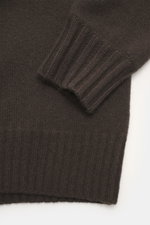 Nahaufnahme des FTC Cashmere Troyer dunkelbraun von schräg oben, zeigt feines Strickbild, Rippbündchen, weichen Griff aus reinem Cashmere.