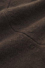 Nahaufnahme des weichen, fein gestrickten FTC Cashmere Troyer dunkelbraun aus reiner Kaschmirfaser, Detailansicht des Materials und der Struktur.