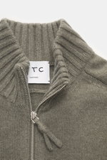 Nahaufnahme des FTC Cashmere Troyer graugrün meliert von oben, zeigt Troyer-Kragen mit Reißverschluss, feines Strickbild, Rippbündchen, reiner Cashmere, Regular Fit, sehr weicher Griff, luxuriöser Komfort.