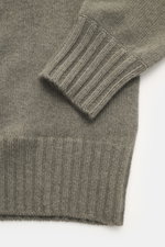 Nahaufnahme des FTC Cashmere Troyer graugrün meliert, Detailansicht von Ärmel und Saum mit feinem Strickbild und Rippbündchen.