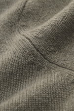 Nahaufnahme des feinen Strickbilds und weichen Griffs des FTC Cashmere Troyer graugrün meliert aus reiner Cashmere-Faser.