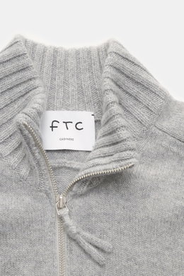 Nahaufnahme des FTC Cashmere Troyer grau meliert von oben, zeigt Troyer-Kragen mit Reißverschluss, feines Strickbild und weichen Griff.
