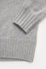 Nahaufnahme des FTC Cashmere Troyer grau meliert, Detailansicht von Ärmel und Rippbündchen mit feinem Strickbild und weichem Griff.
