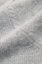 Nahaufnahme des feinen Strickbilds und weichen Griffs des FTC Cashmere Troyer grau meliert aus reiner Cashmere-Faser, Detailansicht.

Beschreibung:  
<p>Luxuriöser Komfort: Der weiche Troyer von FTC wird mit seinem zeitlosen Design zum vielseitigen Basic 