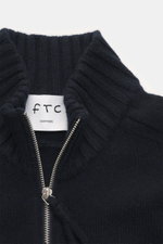 Nahaufnahme des FTC Cashmere Troyer navy mit Troyer-Kragen, feinem Strickbild, Reißverschluss und weichem Cashmere aus frontaler Perspektive.