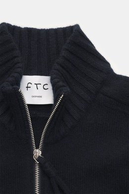 Nahaufnahme des FTC Cashmere Troyer navy mit Troyer-Kragen, feinem Strickbild, Reißverschluss und weichem Cashmere aus frontaler Perspektive.