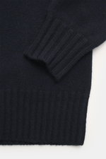 Nahaufnahme des FTC Cashmere Troyer navy, fokussiert auf das feine Strickbild und die komfortablen Rippbündchen in Regular Fit.