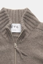 Nahaufnahme des FTC Cashmere Troyer graubraun meliert aus feinem Strick, Regular Fit, mit Reißverschluss-Troyer-Kragen und Rippbündchen, fotografiert von oben.