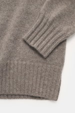 Nahaufnahme des FTC Cashmere Troyer graubraun meliert von schräg oben, zeigt feines Strickbild und Rippbündchen, reiner Cashmere, Regular Fit.