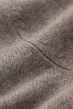 Nahaufnahme des feinen Strickbilds und weichen Griffs des FTC Cashmere Troyer graubraun meliert aus reiner Cashmere-Faser.