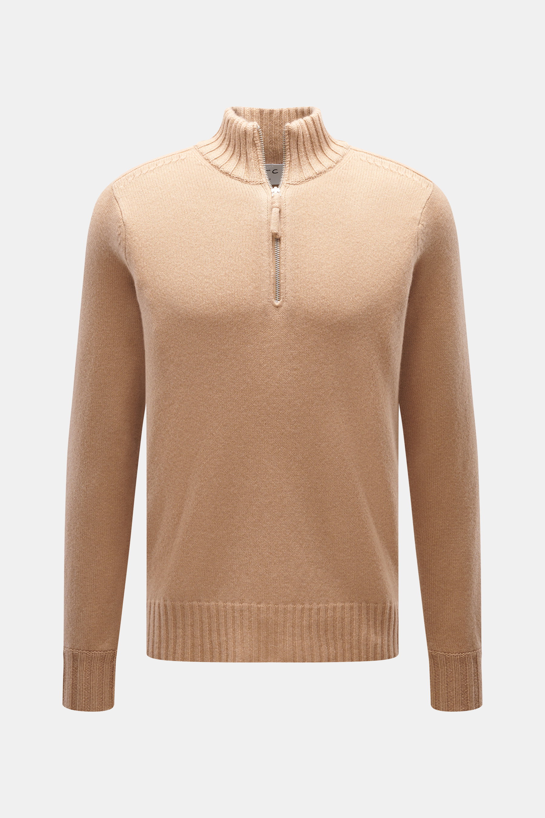 FTC Cashmere Troyer camel, frontale Nahaufnahme eines weichen, camelfarbenen Troyers mit Troyer-Kragen, Reißverschluss, Rippbündchen, feinem Strickbild.