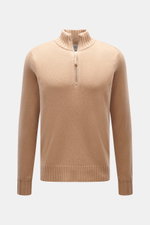 FTC Cashmere Troyer camel, frontale Nahaufnahme eines weichen, camelfarbenen Troyers mit Troyer-Kragen, Reißverschluss, Rippbündchen, feinem Strickbild.