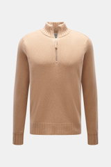 FTC Cashmere Troyer camel, frontale Nahaufnahme eines weichen, camelfarbenen Troyers mit Troyer-Kragen, Reißverschluss, Rippbündchen, feinem Strickbild.