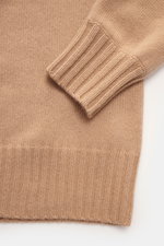 Nahaufnahme des FTC Cashmere Troyer camel aus reiner, fein gestrickter Cashmere-Wolle, Fokus auf weiche Rippbündchen in Regular Fit.