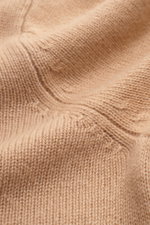 Nahaufnahme des feinen Strickbildes vom FTC Cashmere Troyer camel, reiner Cashmere, weicher Griff, Regular Fit, Troyer-Kragen mit Reißverschluss, Rippbündchen, perspektivisch leicht gewölbt.