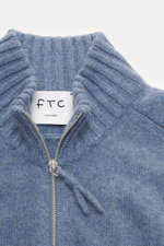 Nahaufnahme von FTC Cashmere Troyer rauchblau meliert mit Troyer-Kragen, Reißverschluss, feinem Strickbild und weichem Griff aus reinem Cashmere.