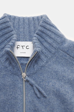 Nahaufnahme von FTC Cashmere Troyer rauchblau meliert mit Troyer-Kragen, Reißverschluss, feinem Strickbild und weichem Griff aus reinem Cashmere.