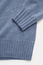Nahaufnahme des FTC Cashmere Troyer rauchblau meliert, Fokus auf feines Strickbild und komfortable Rippbündchen, weicher Griff.