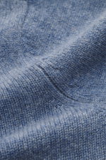 Nahaufnahme des fein gestrickten, weichen Stoffes in rauchblau meliert, Detail des FTC Cashmere Troyers aus reiner Kaschmirfaser.