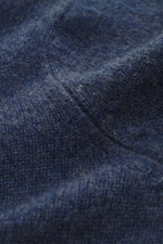 Nahaufnahme des feinen Strickbilds und weichen Griffs vom FTC Cashmere Troyer graublau meliert, Blick auf Materialstruktur.