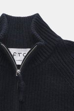 Nahaufnahme aus leicht erhöhter Perspektive des navyfarbenen FTC Cashmere Troyer mit Troyer-Kragen, Reißverschluss, mittelgroßem Strickbild, weichem Griff und Rippbündchen.