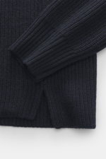 Nahaufnahme des FTC Cashmere Troyer navy aus reinem Cashmere, zeigt weichen Griff, mittelgrobes Strickbild und Rippbündchen.