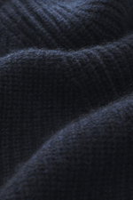 Nahaufnahme des weichen, mittelgroben Strickbilds des FTC Cashmere Troyer navy aus reiner Cashmere-Faser.