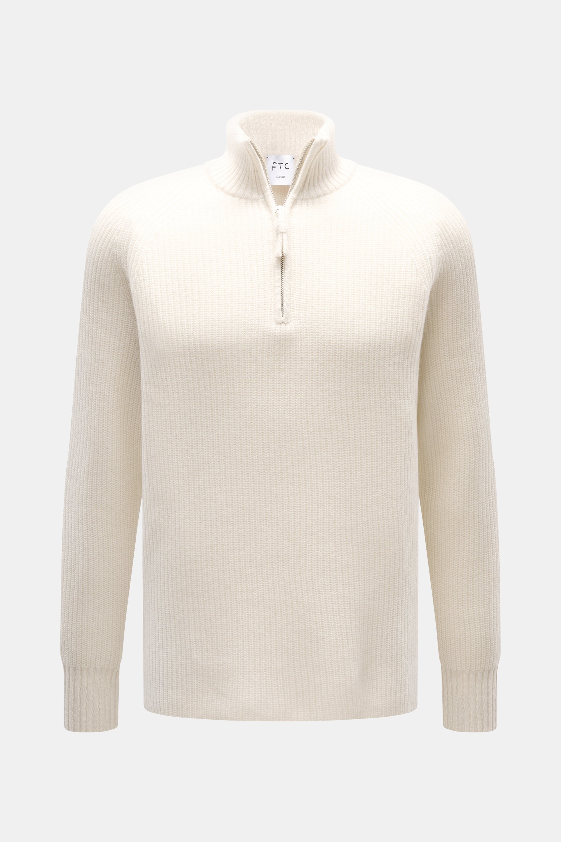 Frontansicht des cremefarbenen FTC Cashmere Troyer mit Troyer-Kragen und Reißverschluss, mittelgrobes Strickbild, Regular Fit, reiner Cashmere, weicher Griff, komfortable Rippbündchen, luxuriöser Komfort.