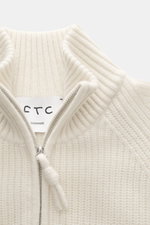 FTC Cashmere Troyer creme aus weichem, reinem Cashmere mit Troyer-Kragen, Reißverschluss und mittelgroßem Strickbild, Nahaufnahme von oben.