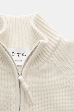 FTC Cashmere Troyer creme aus weichem, reinem Cashmere mit Troyer-Kragen, Reißverschluss und mittelgroßem Strickbild, Nahaufnahme von oben.