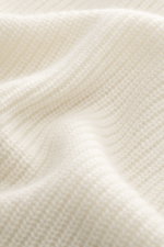Nahaufnahme des cremefarbenen FTC Cashmere Troyer mit mittelgroßem Strickbild, weichem Griff und Rippbündchen, Detailansicht.