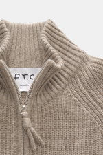 Nahaufnahme des FTC Cashmere Troyer beige meliert von oben, zeigt Troyer-Kragen mit Reißverschluss, mittelgrobes Strickbild, weichen Griff, Regular Fit, Rippbündchen für luxuriösen Komfort.
