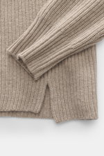 Nahaufnahme des FTC Cashmere Troyer beige meliert mit mittelgrobem Strickbild, Rippbündchen, Troyer-Kragen und weichem Griff aus reiner Cashmere-Faser.