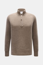 Frontale Nahaufnahme des FTC Cashmere Troyer taupe meliert mit Troyer-Kragen, Reißverschluss, weichem Griff und mittelgrobem Strickbild.